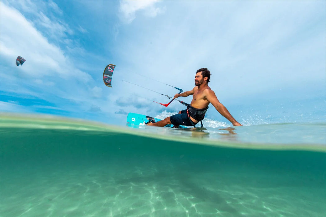 Duotone Kiteboarding Package | Force Kite & Wake